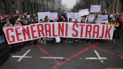 Масови протести в Сърбия: Хиляди излязоха с призиви за промяна след трагедията в Нови Сад (ВИДЕО)