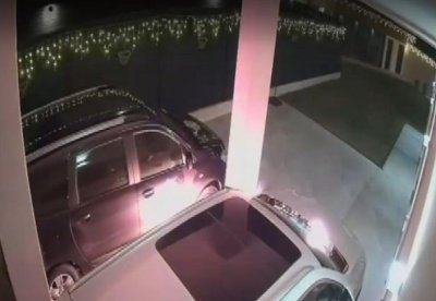 Маскиран мъж запали автомобил в двора на семейство с две деца (ВИДЕО)