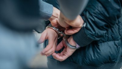 Рецидивист от Скравена заплаши с нож мъж и жена в Ботевград