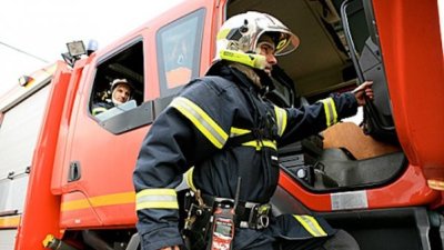 Пожарен екип дежури през нощта след взрива в Банкя