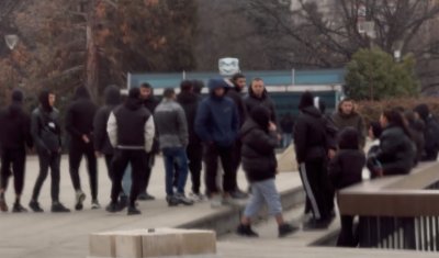 НДК почерня от полиция заради меле между непълнолетни маскирани и група роми (ВИДЕО)