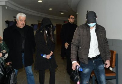 Полицайката Симона, която укри Семерджиев продължава да крие лицето си в съда (СНИМКИ)