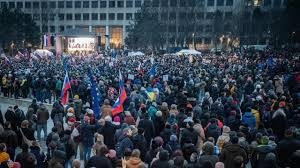  Протестиращи в десетки градове на Словакия призоваха за оставката на премиера Фицо ВИДЕО