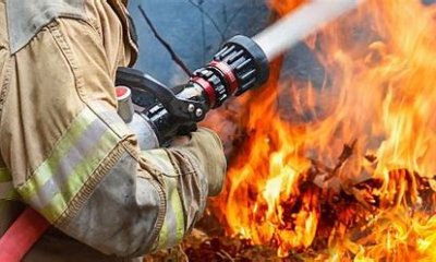 Голям пожар избухна в склад в София