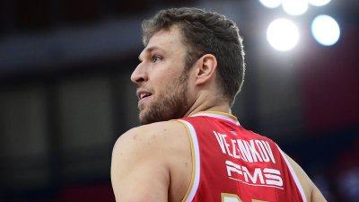 Везенков блести със 17 точки, но Олимпиакос изпусна Купата на Гърция
