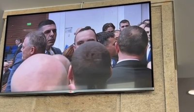 Ивайло Мирчев от ПП се взе за мутра и организира втори бой в парламента (ВИДЕО)