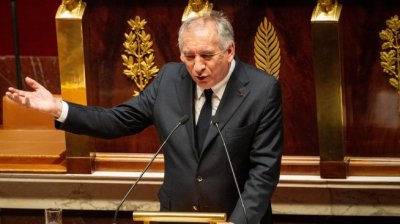 Франсоа Байру оцеля при два вота на недоверие и проправи пътя за бюджета