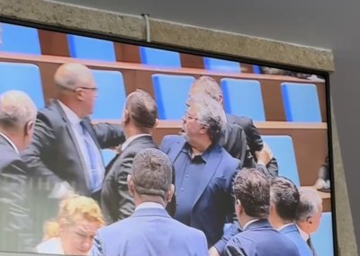 БОЙ В ПАРЛАМЕНТА (ВИДЕО)