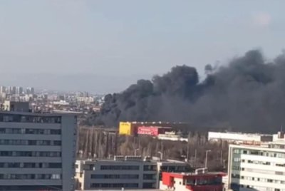 Горящи гуми предизвикаха гъст дим между &bdquo;Слатина&ldquo; и &bdquo;Христо Ботев&ldquo; в София (СНИМКИ+ВИДЕО)