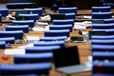 Парламентът дебатира назначенията в регулаторите и водния договор с Гърция