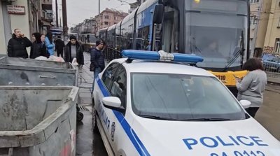 Министър Митов разпореди проверка на патрулката, блокирала движението на трамваите в София (СНИМКИ+ВИДЕО)