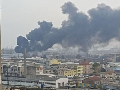 Пожар избухна в склад за стари гуми в Бургас