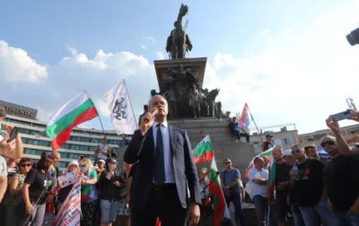 Протестиращи от "Възраждане" подпалиха вратата на представителството на Европейската комисия
