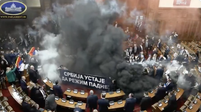 Опозицията създаде хаос в сръбския парламент: Димки, сблъсъци и обвинения за &ldquo;сценария на Курти&rdquo; (ВИДЕО)
