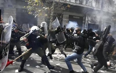  Обвиниха 14-годишен българин за притежание на бензинови бомби по време на митинг в Солун