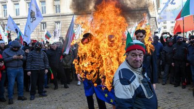 БСП и "Да, България" осъдиха вандалските атаки пред представителството на ЕК в София