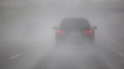 Мъгла и хлъзгави пътища: АПИ предупреждава за намалена видимост и заледявания