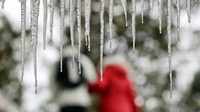 Облачно време с валежи на места, температурите до 17&deg;