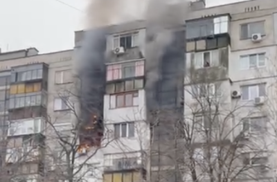 Голям пожар в жилищен блок в Русе, изпратени са екипи на пожарната и спешна помощ (ВИДЕО)