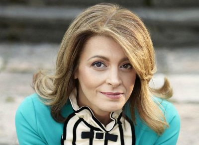 Десислава Радева пусна видео с българското знаме от Ню Йорк и се подигра на Кирил Петков за качването му на Шипка (ВИДЕО)