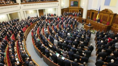 Парламентът на Украйна определи подкрепата на САЩ като &bdquo;решаваща&ldquo;, Тръмп пък замрази военната помощ