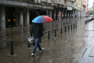 Облачно време с валежи на места и температури до 12&deg;