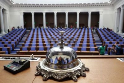 Парламентът избира нов управител на НЗОК и обсъжда мерки срещу водната криза