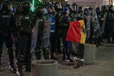 Протестиращи се събират пред КС на Румъния в подкрепа на Калин Джорджеску