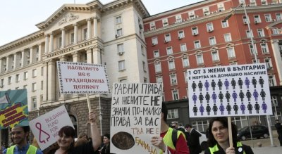 Протести и шествия за правата на жените в София, Пловдив и Анкара, национална стачка в Италия