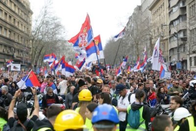 Масови протести в Белград: Стотици хиляди срещу Вучич, напрежение пред парламента (ВИДЕО)