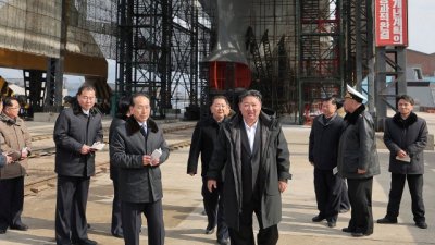 Северна Корея представи стратегическа подводница с управляеми ракети