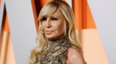 Донатела Версаче се оттегля от Versace, която ръководи в продължение на почти 30 години