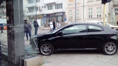 80-годишен шофьор влетя в магазин във Варна