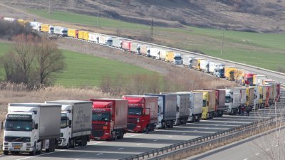 Превозвачите в протестна готовност срещу вдигането на тол таксите