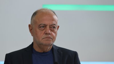 МАЛКА БОМБА! РОКАДИ ПО ВЪРХОВЕТЕ! Атанас Атанасов оглавява ДАНС, монтират детско столче на третия етаж на сградата на &ldquo;Черни връх&rdquo;!