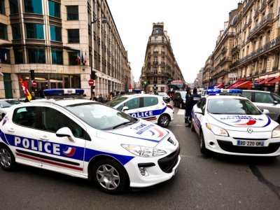 Напрежение в Париж: 10 полицаи пострадаха в преследване
