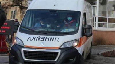Двама души пострадаха тежко при разтоварване на автомобил от платформа