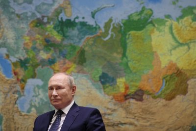 От комплекти за оцеляване до военни наръчници - как Европа се подготвя за евентуален конфликт с Русия