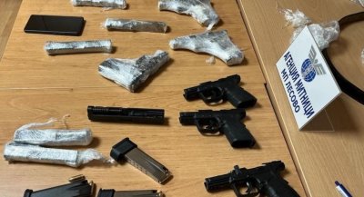 Контрабанда на оръжие: Турски шофьор заловен с шест бойни пистолета, скрити около кръста му (СНИМКА)
