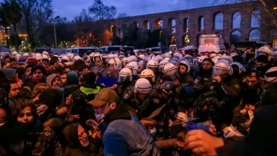 Сблъсъци в Истанбул: Полицията срещу протестиращите със сълзотворен газ и водни оръдия