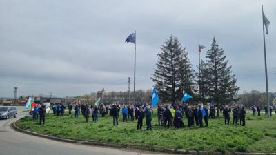 Министърът на отбраната се среща с протестиращите пред &bdquo;ТЕРЕМ-Хан Крум&ldquo;