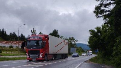 Отлагат пускането на тирове през Петрохан заради лошото време