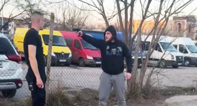 Екшън с невиждана стрелба в Добрич! Вижте по кого е стреляно! (ВИДЕО)