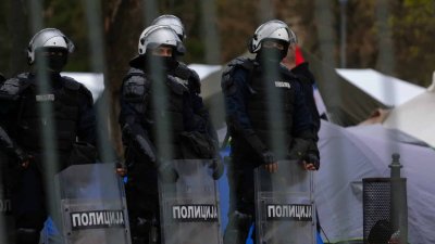 Сблъсъци в Белград: Студенти блокираха централни улици в протест срещу държавната телевизия