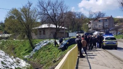 Зрелостници катастрофираха в Карнобат, няма пострадали