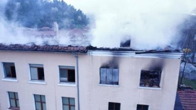 Пожар изпепели покрива на Националната гимназия по приложни изкуства в Трявна (СНИМКИ + ВИДЕО)
