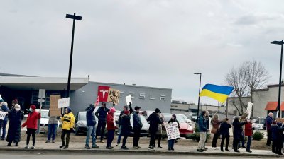 Tesla въвежда защитни стаи за персонала срещу агресията на недоволни клиенти
