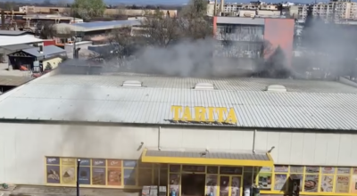 Пожар избухна в хипермаркет в Пазарджик, евакуираха клиентите (ВИДЕО)