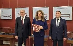 Велизар Енчев попиля Илияна Йотова: Участва в гавра с националната памет!