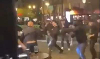 Хаос в Париж преди сблъсъка ПСЖ &ndash; Астън Вила: Фенове се бият със столове по улиците (ВИДЕО)